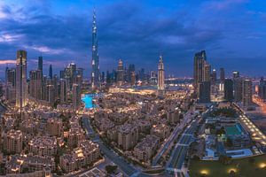 Dubai Downtown Panorama op het blauwe uur van Jean Claude Castor