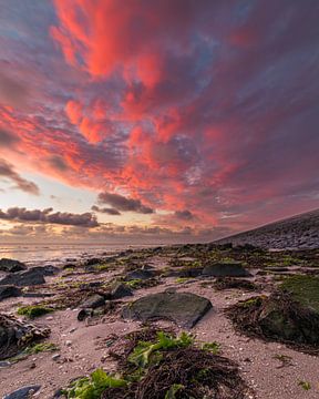 Spectaculaire rode wolken boven drooggevallen Waddenzee van Bram Lubbers