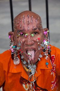 Kubanisch voll mit Piercings