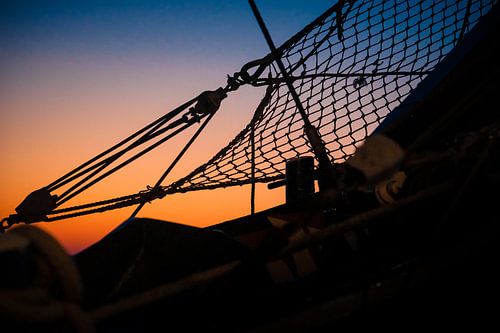 Details en silhouetten aan de boeg van een oud zeilschip