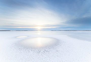 Sonnenuntergang auf gefrorenem See (Niederlande) von Marcel Kerdijk