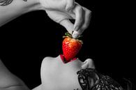 Strawberry dipping van Edward Draijer thumbnail