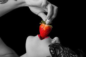 Strawberry dipping von Edward Draijer
