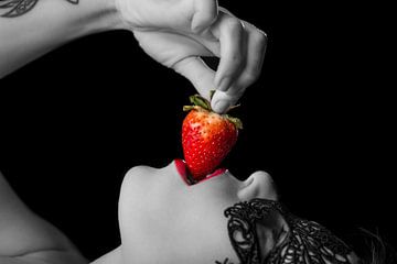 Strawberry dipping van Edward Draijer