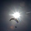 Paragliden met de zon van Ton Tolboom