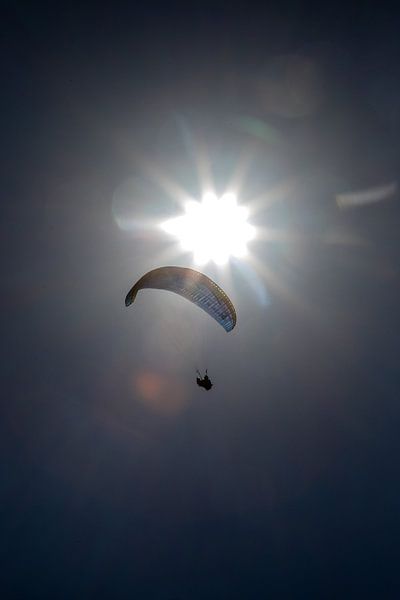 Gleitschirmfliegen mit der Sonne von Ton Tolboom