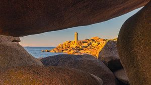 Sonnenuntergang am Leuchtturm von Mean Ruz, Bretagne, Frankreich