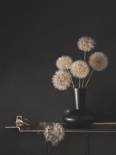 Modern. Stilleven met bloemen. Minimalisme.