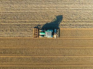 Traktor bei der Bodenbearbeitung im Frühjahr von oben gesehen