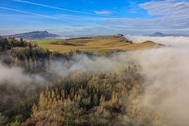 Vue du Hohenkrähen sur les montagnes de Hegau Hohenstoffeln, Mägdeberg et Hohenhewen sur BlattArt - Christine Horn