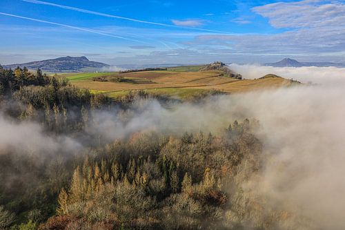 Uitzicht vanaf de Hohenkrähen naar de bergen Hohenstoffeln, Mägdeberg en Hohenhewen