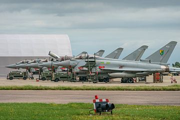 Vijf Eurofighter Typhoons van de Royal Air Force.