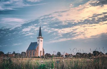 Église sur Texel pendant le coucher du soleil sur Martijn van Dellen