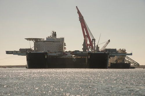 De Pioneering Spirit op de Maasvlakte