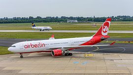 Taxiënde Air Berlin Airbus A330-200. van Jaap van den Berg