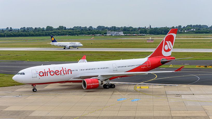 Rollende Air Berlin Airbus A330-200. von Jaap van den Berg