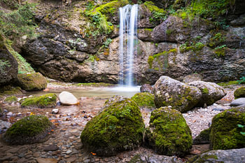 Chute d'eau de Gschwender dans l'Allgäu par une journée d'automne