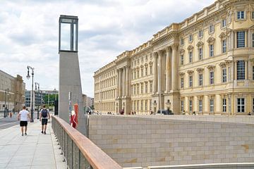 nach historischem Vorbild neu errichtetes Humboldt Forum in Berlin von der Rathausbrücke aus gesehen von Heiko Kueverling
