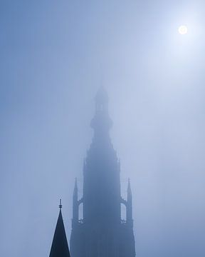 Die Große Kirche von Breda im Nebel