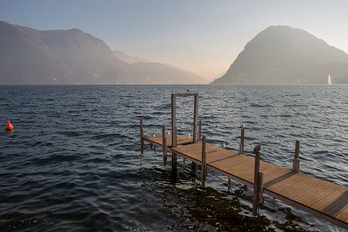 Meer van Lugano bij zonsondergang