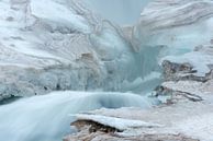 Detail van een winters Öxarárfoss van Gerry van Roosmalen thumbnail