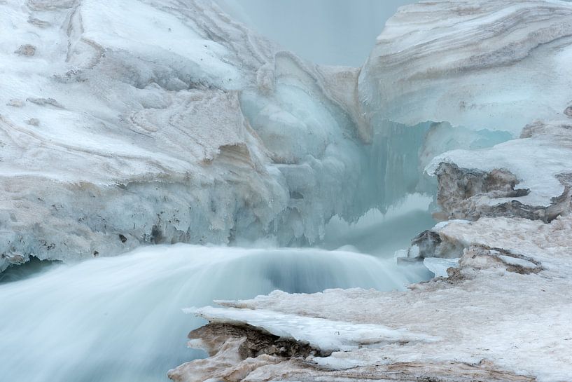 Detail van een winters Öxarárfoss van Gerry van Roosmalen