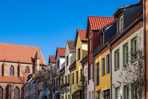 Gebouw aan de Petrikirche in de Hanzestad Rostock