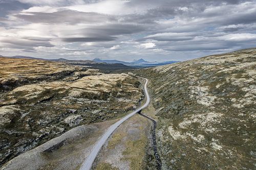 Superbes photos aériennes de la route sinueuse menant aux Solnkletten, en Norvège