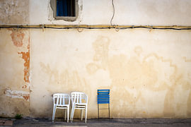 Mur délavé de couleur jaune clair avec des chaises en plastique