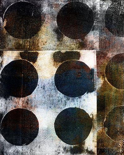 Composition abstraite avec des cercles. Couleurs brun foncé, rouille, bleu et blanc.