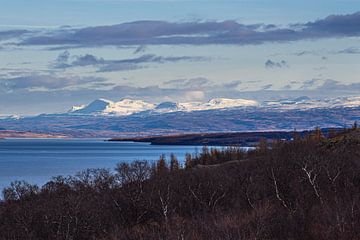 Blick über den See Lagarfljót auf schneebedeckte Berge im Oste