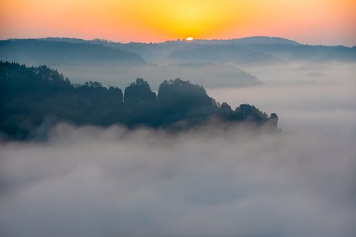 Zonsopgang en mist in het Elbezandsteengebergte
