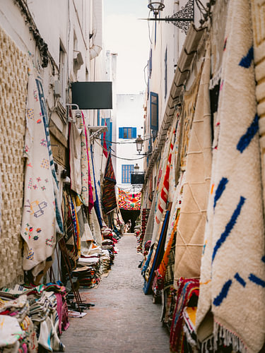Souk de Tapis Essaouira van Raisa Zwart Reisfotografie Prints