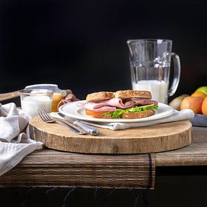 Gezonde lunch, sandwich ham gezond met melk en fruit van Susan Chapel