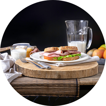 Gezonde lunch, sandwich ham gezond met melk en fruit van Susan Chapel