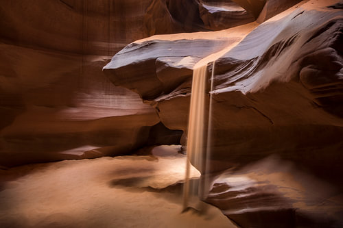 Sandfall im Antelope Canyon von Rob van der Wal
