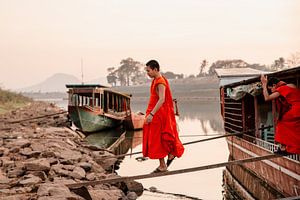 Junge Mönche am Mekong-Fluss in Laos von Romy Oomen