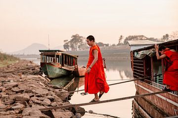 Jonge monikken bij de Mekong Rivier in Laos van Romy Oomen