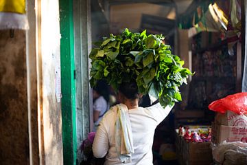 Indonesische vrouw op een kleurrijke markt