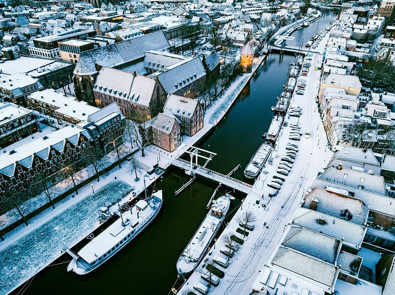 Zwolle besneeuwde Thorbeckegracht tijdens een koude winterochtend van Sjoerd van der Wal Fotografie