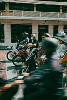 Motorräder an einer belebten Kreuzung in Bangkok, Thailand