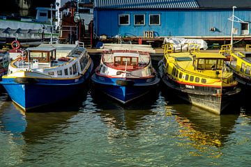 Boats in Hamburg's harbour van Stefan Heesch