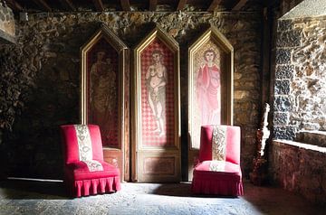 Chaises rouges avec œuvres d'art. sur Roman Robroek - Photos de bâtiments abandonnés