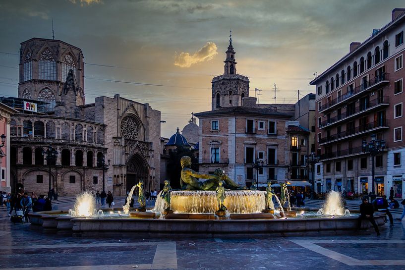 Plaza de la Virgen avec fontaine Turia et basilique cathédrale à Valence Espagne par Dieter Walther