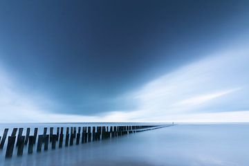 Strand tijdens het blauwe uur van Gerben van Buiten