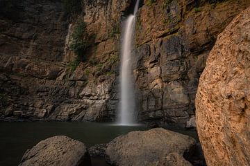 Een mooie waterval tussen de rotsen in West Java