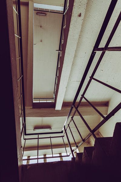 Vue sur un escalier abandonné par Franziska Pfeiffer