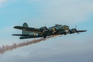 Rauchende Boeing B-17G Flying Fortress 