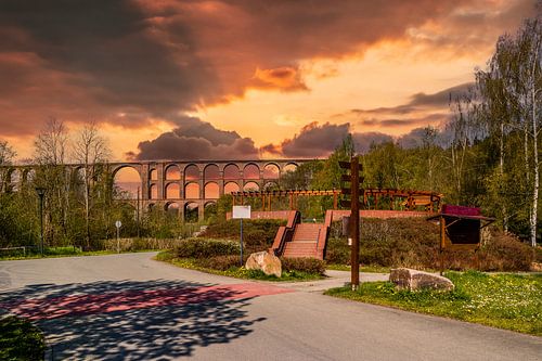 Panorama van de Göltzschtal brug in Vogtland bij zonsondergang, Saksen