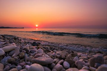 Late zonsondergang boven het strand van Acharavi van Raphotography